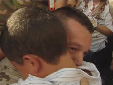 Emotivo reencuentro con sus familias de los soldados que regresan de Afganistán