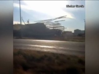 Un tren choca contra un camión de transporte de tuberías