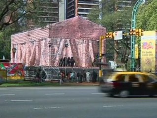 Réplica de un templo griego hecho con 25.000 libros