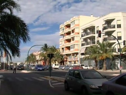 Un padre abandona a sus dos hijos en casa por ir a jugar al fútbol