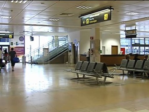 La ambulancia que atendió a la joven inglesa que falleció ayer en el aeropuerto de Gerona tardó 14 minutos en llegar hasta allí