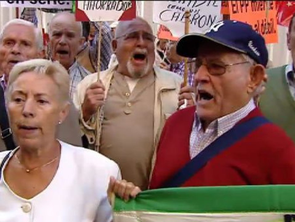 Pensionistas y afectados por las preferentes protestan ante el Ministerio de Hacienda