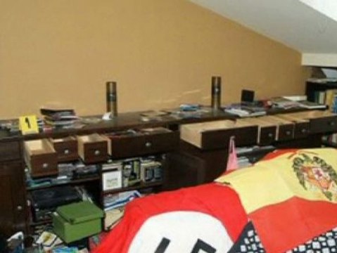 Una bandera franquista incautada a Amanecer Dorado