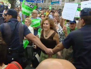 Los preferentistas abuchean a un grupo convencidos de que son los inspectores de la Troika
