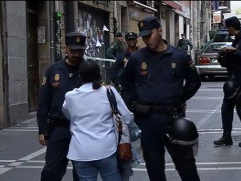 Momentos de tensión durante el registro de la sede Herrira en Pamplona