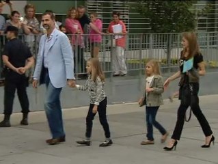 Los Príncipes visitan con sus hijas al Rey