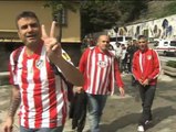 Los seguidores rojiblancos ponen el ambiente y el colorido en la previa del choque ante el Oporto