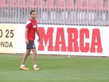 El Atlético se pone la piel de cordero para el derbi madrileño