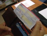 Un trabajador se encuentra en el metro de Madrid un cheque por valor de dos millones de dólares