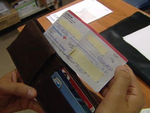Un trabajador se encuentra en el metro de Madrid un cheque por valor de dos millones de dólares