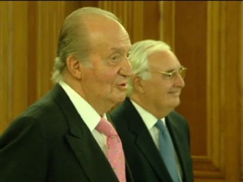 El rey ironiza ante la expectación mediática de la entrega de credenciales