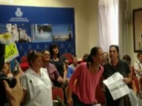 Una mujer desesperada irrumpe en el pleno del Ayuntamiento de Santa Cruz de Tenerife