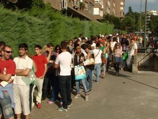Cientos de jóvenes esperan una interminable cola para conseguir alguna plaza vacante en FP de grado medio