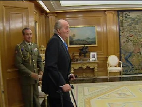 El rey bromea con la prensa en Zarzuela: Mañana al taller