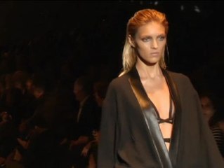 Gucci apuesta por el color y los brillos en su colección primavera verano 2014