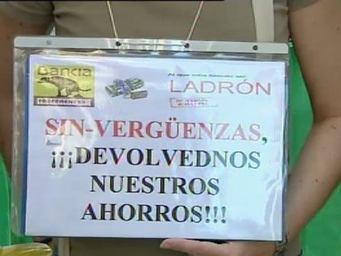 Afectados por la crisis de Bankia se muestran indignados por el fichaje de Rato por el Santander