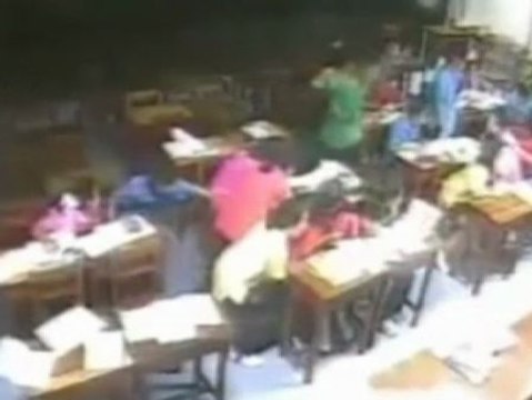 Las cámaras de seguridad captan cómo una tormenta arrasa con una escuela en Tailandia