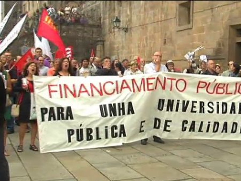 Trabajadores y alumnos de las tres universidades gallegas protestan contra los recortes en educación