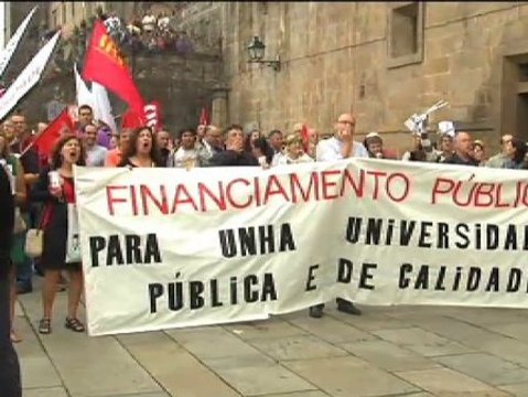 Trabajadores y alumnos de las tres universidades gallegas protestan contra los recortes en educación