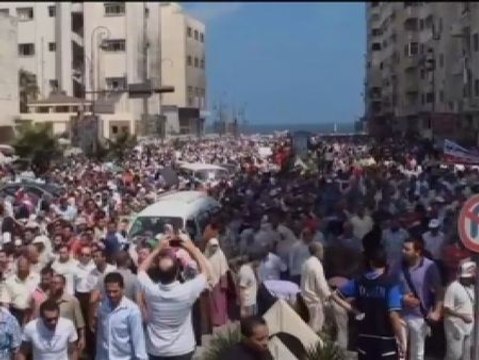 Manifestantes y policía se enfrentan en Alejandría