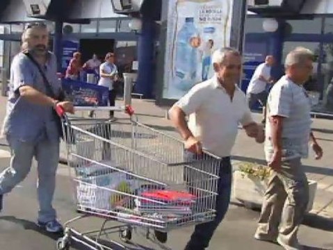 El SAT se lleva 2.000 en material escolar de un Carrefour de Sevilla