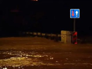 Tải video: Las fuertes lluvias inundan varias localidades granadinas