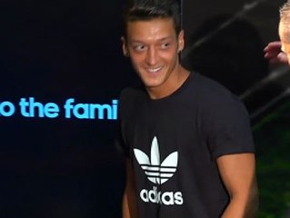 Ozil: "Me quedo en el Real Madrid"