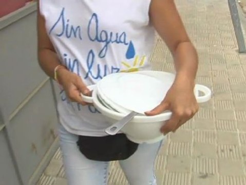 Cinco familias que viven en casas ocupadas viven sin agua