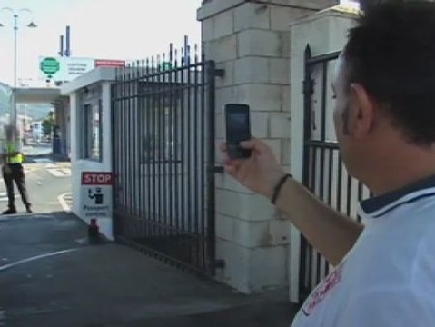 Policías españoles hacen fotos a los gibraltareños para denunciar el acoso