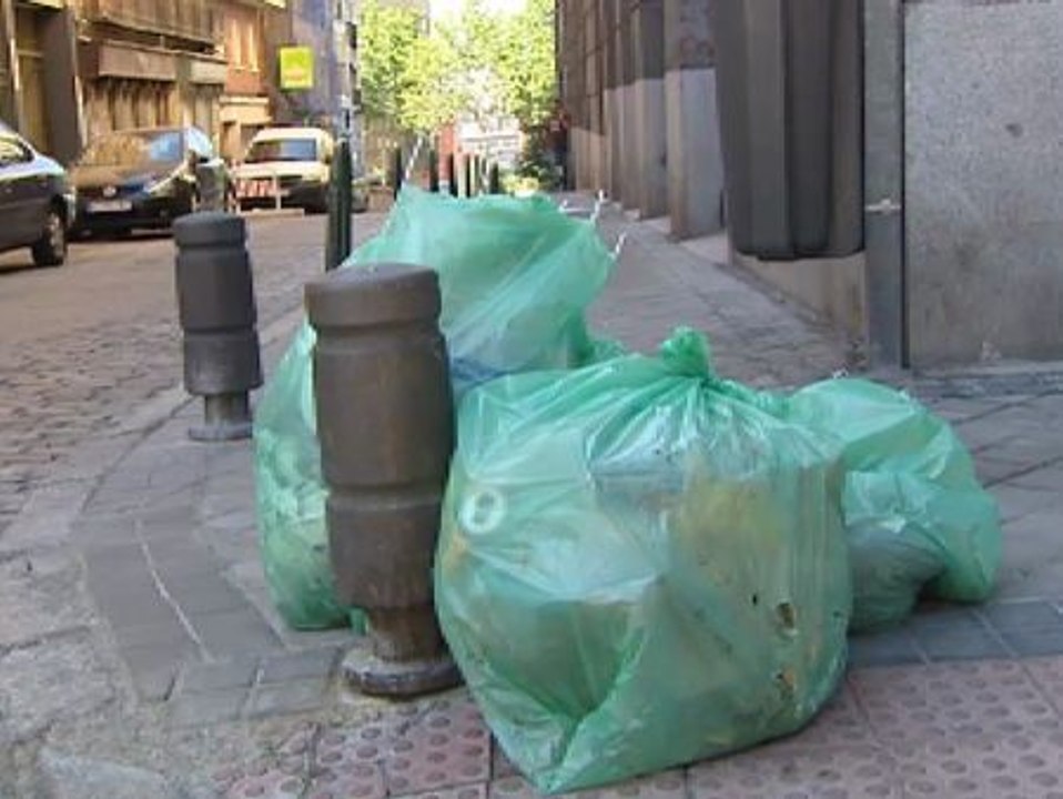 La reducción del presupuesto de limpieza deja las calles llenas de basuras
