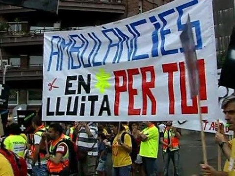 Protesta de los trabajadores de las ambulancias frente a la Sangrada Familia