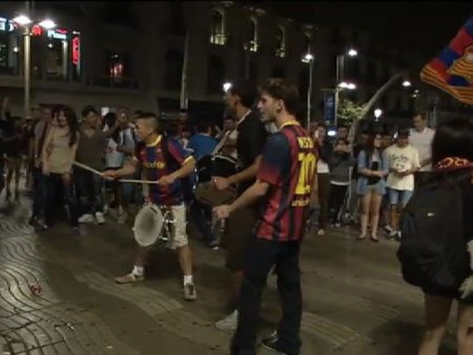 Decenas de culés celebran el titulo en Canaletas