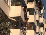 La vida de una mujer corre peligro al quedar colgada de un balcón