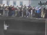 Estremecedoras imágenes en El Cairo de los islamistas intentando evitar los disparos
