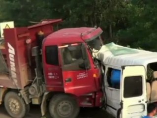 Download Video: 10 personas han muerto en el este de China en un accidente de tráfico