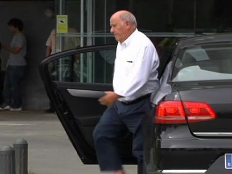 Amancio Ortega llega al tanatorio donde descansan los restos de Rosalía Mera