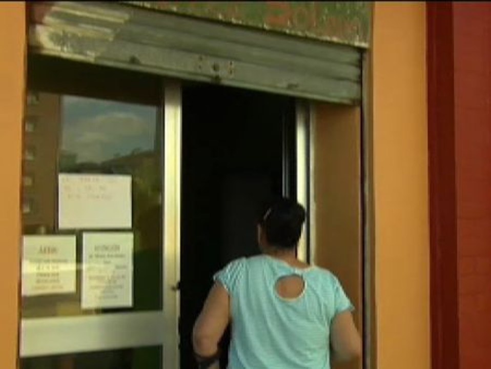 Vecinos de Santander ayudan a una tienda solidaria a repartir alimentos