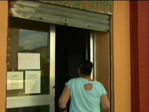 Vecinos de Santander ayudan a una tienda solidaria a repartir alimentos