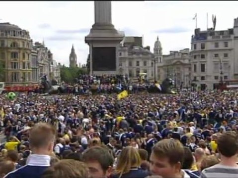 Invasión de aficionados escoceses en la londinense Trafalgar Square