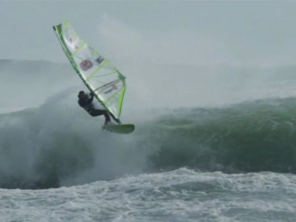 Seis surfistas doman las olas australianas de Tasmania