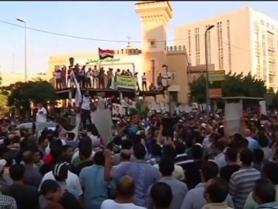 Cientos de islamistas se concentran en la mezquita cairota de Al- Iman para protestar por la represión militar