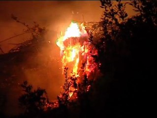 Las llamas alcanzan varias viviendas en Vallirana (Barcelona)