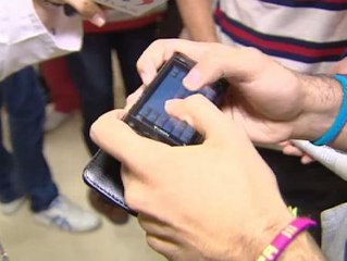 Nada más salir de los exámenes de selectividad  llaman a casa