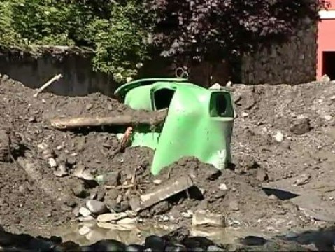 Los vecinos del Valle de Arán reciben ayuda en todoterrenos mientras el nivel del agua baja
