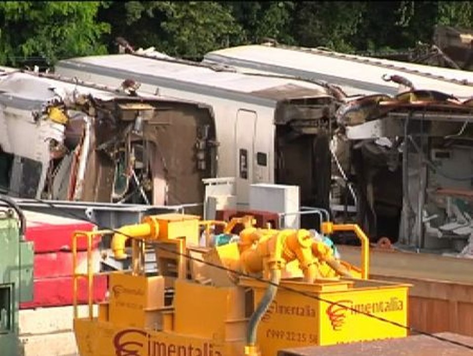 Rastreo con perros en la última revisión de los vagones del tren de Santiago