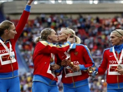 Las atletas rusas sellan su victoria en el podio con un beso en la boca