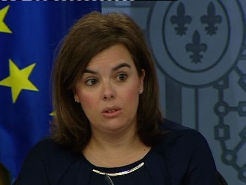 Sáenz de Santamaría: "Nuestro trabajo no es estar pendientes de las encuestas"