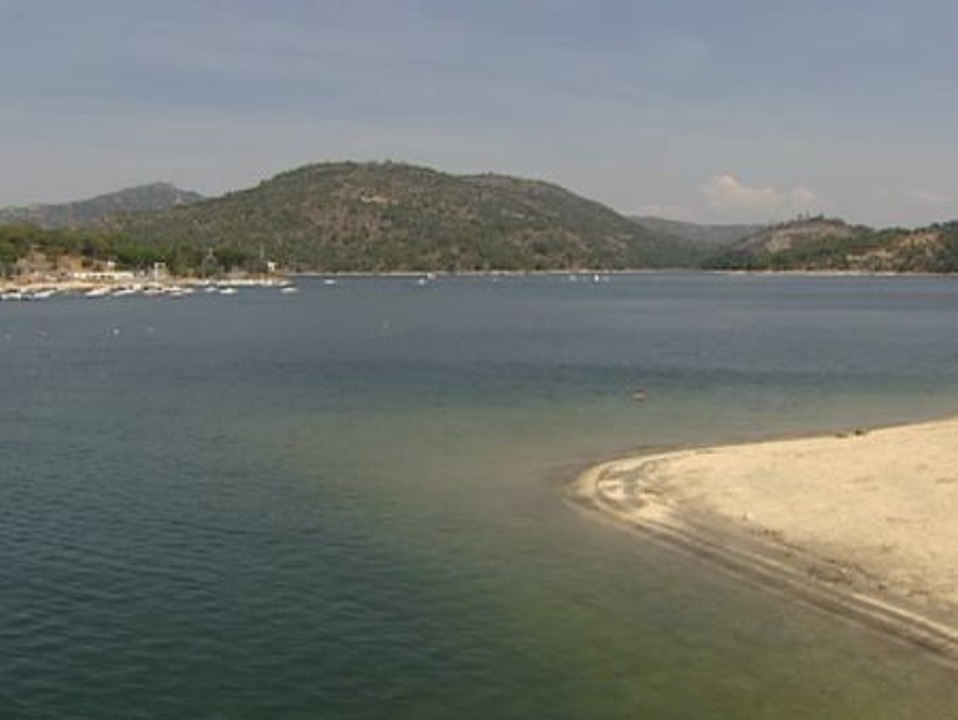 El pantano de San Juan se convierte en un vertedero por la actividad turística de los fines de semana