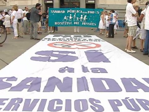 Centenares de personas se manifiestan por la sanidad pública