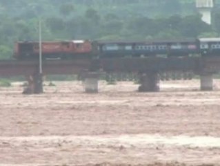 Tải video: La fuerza aérea india rescata a 30 personas atrapadas por inundaciones